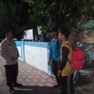 Polsek Kepulauan Seribu Selatan Lakukan Patroli Malam Sambang Warga untuk Antisipasi Bahaya Hoax
