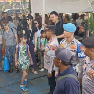 Polres Kepulauan Seribu Amankan Keberangkatan Warga dan Wisatawan di Dermaga 16 dan 17 Marina Ancol Menuju Kepulauan Seribu