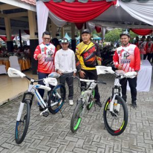 Meriahkan HUT Ke-78 RI, Danlanal TBA Ikuti Sepeda Santai Bersama Masyarakat