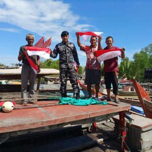 Sambut HUT RI Ke-78, Pos TNI AL Jajaran Lanal Dumai Laksanakan Gerakan Pembagian Bendera Merah Putih