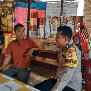 Bhabinkamtibmas Pulau Tidung Himbau Pedagang untuk Jaga Kualitas Dagangan dan Antisipasi Makanan Kadaluarsa