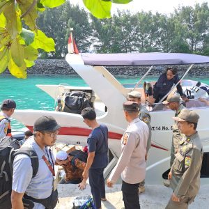 Dengan Humanis, Polsek Kepulauan Seribu Selatan Berikan Pengamanan Dermaga Pulau Pari kepada Penumpang Kapal