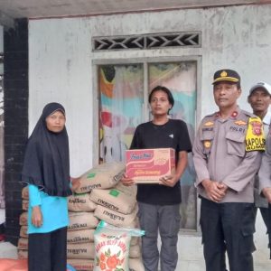 Polsek Rumpin Berikan Bantuan Kepada Warga Yang Rumahnya Runtuh