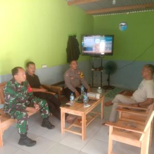 Bhabinkamtibmas bersinergi dengan Bhabinsa Silahturahmi dan Monitoring Wilayah Hukum Polsek Klapanunggal Wujudkan Situasi Kamtibmas Yang Aman Serta Kondusif
