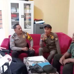 Sinergitas TNI – POLRI Silahturahmi ke kantor Desa Pasirlaja Kec. Sukaraja Kab. Bogor tingkatkan Harkamtibmas dan Wujud Kemitraan