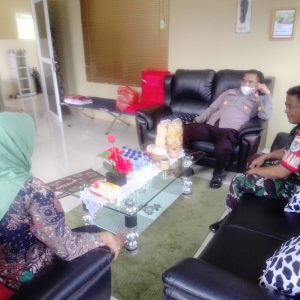 Silahturahmi dan Sinergi TNI – Polri Kapolsek Jasinga, Panit Intelkam dan Bhabinsa Dan Perangkat Desa Laksanakan Dialogis Kamtibmas Terkait Pencegahan Tindakan Kriminalitas dan TPPO di Wilayah Hukum Polsek Jasinga