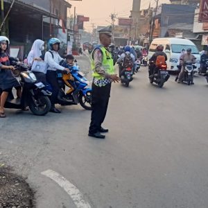 Personil Lalu Lintas Wilayah Hukum Polsek Ciampea Laksanakan Giat Pelayanan Masyarakat Dengan Mengatur Arus Lalu Lintas Menjadi Aman Dan Kondusif
