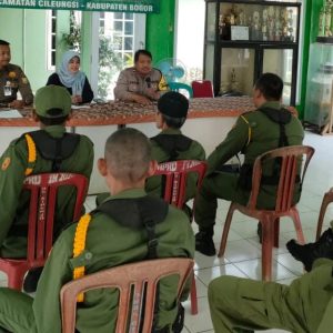Laksanakan Pembinaan dan Dialogis Terkait Pengamanan Disampaikan Bhabinkamtibmas, Bhabinsa san abi Pol PP Kepada Satuan Linmas Wilayah Hukum Polsek Cileungsi