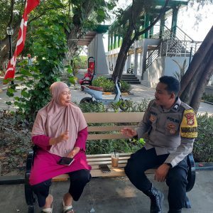 Bhabinkamtibmas Pulau Tidung Kunjungi Ibu Kokom Waspada Terhadap Hoax dan Radikalisme