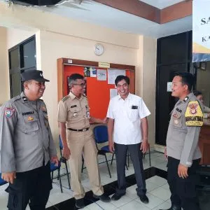 Kanit Binmas Polsek Kepulauan Seribu Selatan dan Bhabinkamtibmas Pulau Tidung Jalin Kemitraan dalam Pengamanan Masyarakat
