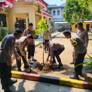 Polres Kepulauan Seribu Gelar Penanaman Pohon dengan Tema “Polri Lestarikan Negeri Penghijauan Sejak Dini”