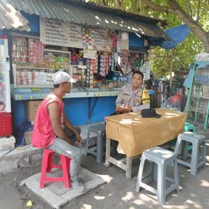 Bhabinkamtibmas Pulau Pari Himbau Pedagang Kelontong Jaga Kualitas dan Laporkan Permasalahan