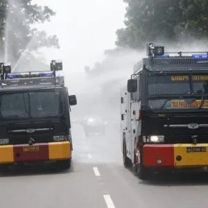 Kurangi Dampak Polusi Udara, Polda Metro Jaya Kerahkan 4 Mobil Water Cannon Semprot Jalan Protokol