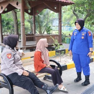 Srikandi Polres Kepulauan Seribu Membuka Ruang Dialog dalam “Jumat Curhat” di Pulau Tidung untuk Menangani Isu Kamtibmas