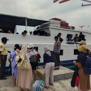 Polsek Kepulauan Seribu Utara Amankan Kedatangan Kapal Penumpang di Dermaga Pulau Harapan untuk Cegah Miras dan Narkoba