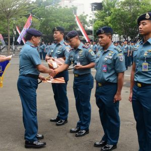 Danpushidrosal Berikan Apresiasi kepada Prajurit Pushidrosal Berprestasi 
