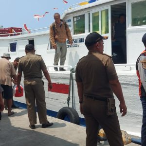 Polsek Kepulauan Seribu Utara Berikan Pelayanan dan Pengamanan di Dermaga Pulau Kelapa