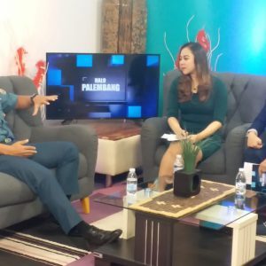 Danlanal Palembang Kolonel Laut (P) Sandy Kurniawan Sebagai Bintang Tamu Talk Show Dalam Acara Halo Palembang di Stasiun PAL TV