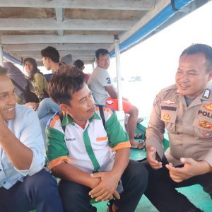 Bhabinkamtibmas Pulau Pramuka Lintasi Ombak Menuju Kebersamaan dengan Warga Pulau Panggang dalam Menjaga Keamanan Wilayah