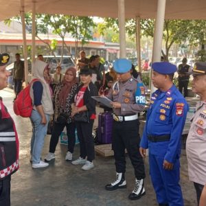 Polres Kepulauan Seribu Amankan Keberangkatan Warga dan Wisatawan di Dermaga 16 dan 17 Marina Ancol sambil Sosialisasikan Call Centre POLRI 110