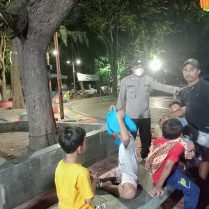 PolsubSektor Pulau Panggang Gelar Patroli Malam Polri Presisi, Fokus pada Penghimbauan dan Edukasi kepada Remaja