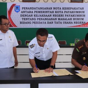 Pj. Wali Kota Payakumbuh Rida Ananda menandatangani nota kesepakatan antara Pemerintah Kota Payakumbuh dengan Kejaksaan Negeri Payakumbuh