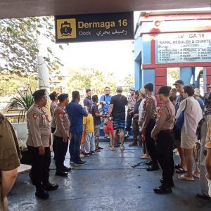 Polres Kepulauan Seribu Giatkan Pengamanan Rutin Keberangkatan Warga dan Wisatawan di Dermaga 16 dan 17 Marina Ancol