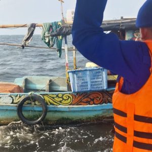Team Patroli Satuan Polair Polres Kepulauan Seribu Berjaga di Perairan Pulau Pari untuk Menjaga Keamanan Laut