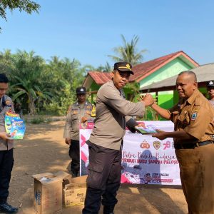 Peduli Budaya Literasi, Bhabinkamtibmas Polsek Penengahan Sambangi Anak Pulau