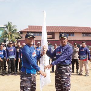 Wadan Lantamal XII Serahkan Bendera Estafet Route Putih Expedisi Maritim 2023 Kepada Danlanal Ketapang