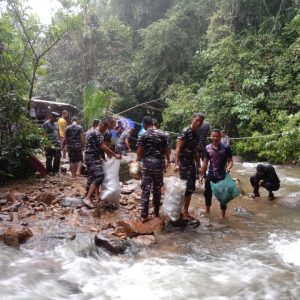 Prajurit Lanal Sibolga dan Masyarakat Tapanuli Tengah Bersihkan Sampah Di Sungai Aek Martolu Desa Rampah