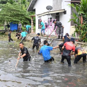 Rayakan HUT Ke-78 TNI Angkatan Laut, Lanal TBA Gelar Program Kali Bersih Dukung Pemerintah Daerah