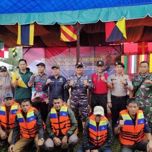 Meriahkan Rangkaian HUT TNI AL, Lanal Simeulue Bersama Pemerintah dan Masyarakat Laksanakan Program Kali Bersih dan Pembagian Jaket Keselamatan Kepada Nelayan