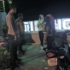 Patroli Malam Satuan Samapta Polres Kepulauan Seribu di Pulau Untung Jawa: Mencegah Hoax dan Menerima Keluhan Warga
