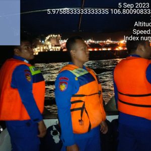 Patroli Laut Malam Satpolair Polres Kepulauan Seribu di Perairan Objek Vital Nusantara Regas: Antisipasi Gangguan Kamtibmas
