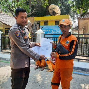 Bhabinkamtibmas Pulau Lancang Himbau Masyarakat di Kepulauan Seribu untuk Tidak Membakar Sampah demi Menurunkan Tingkat Polusi Udara