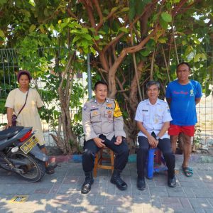 Bhabinkamtibmas Pulau Pramuka Sosialisasikan Call Centre Polri 110 dan Himbau Warga Jaga Kamtibmas