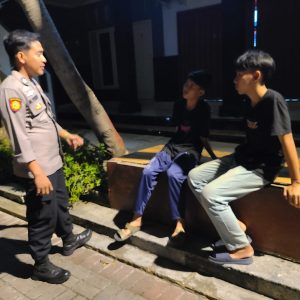 Patroli Malam Polsek Kepulauan Seribu Utara: Menghimbau Warga Waspada Hoax dan Antisipasi Kenakalan Remaja