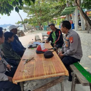 Kanit Binmas Polsek Kepulauan Seribu Selatan dan Bhabinkamtibmas Pulau Tidung Sambangi Pedagang Pinggir Pantai