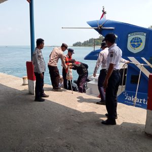 Polsek Kepulauan Seribu Utara Pastikan Keamanan dan Kenyamanan Wisatawan di Dermaga Pulau Kelapa