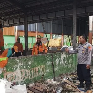 Kanit Binmas Polsek Kepulauan Seribu Selatan Himbau Petugas Pengelola Sampah di Pulau Tidung untuk Hindari Pembakaran