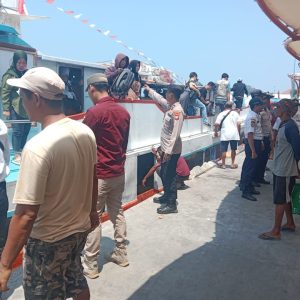 Polsek Kepulauan Seribu Utara Berikan Keamanan di Pulau Kelapa, serta Bantu Penumpang Kapal Turun dengan Humanis