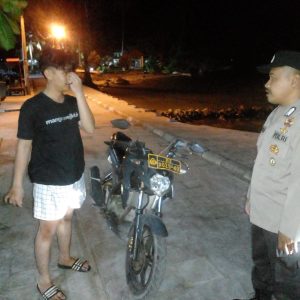 Patroli Malam Polsek Kepulauan Seribu Selatan: Mencegah Kelakuan Nakal dan Penyebaran Hoax di Pulau Lancang