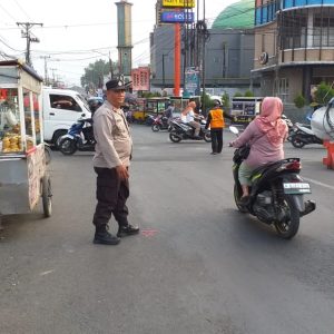 Personil Piket fungsi Wilayah Hukum Polsek Citeureup Bantu melaksanakan Rekayasa Lalu Lintas pada jam – jam rawan kemacetan