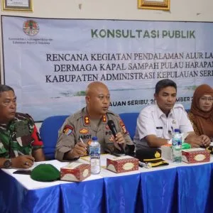 Kapolres Kepulauan Seribu Mewakili Kapolda Metro Jaya dalam Konsultasi Publik Pembangunan TPS 3R dan Pendalaman Alur di Pulau Harapan