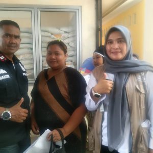 Warga Kelurahan Mekarwangi Bergembira Mendapat Bantuan Beras