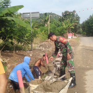 Jalin Kebersamaan, Babinsa Kodim 0421/Ls dan Warga Kerja Bakti Pengecoran Jalan Desa