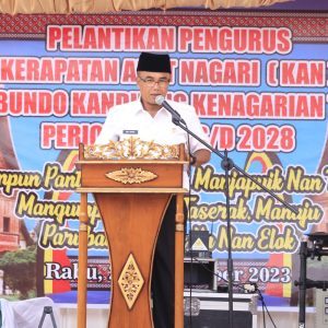 Plh. Wali Kota Payakumbuh Rida Ananda melantik pengurus KAN dan Bundo Kanduang Kenagarian Tiakar masabakti 2023-2028