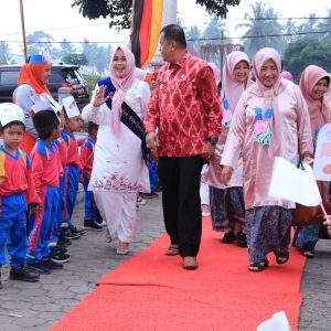 Ketua Forikan Kota Payakumbuh Ny. Chece Rida Ananda menyambut kehadiran Tim Penilai dalam rangka Lomba Kinerja Forikan Tingkat Provinsi Sumatera Barat