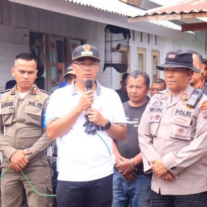 Bersinergi dengan TNI-Polri, Pramuka, OPD terkait serta masyarakat sekitar, Pj. Wali Kota Payakumbuh Rida Ananda bahu membahu membersihkan reruntuhan sisa-sisa kebakaran